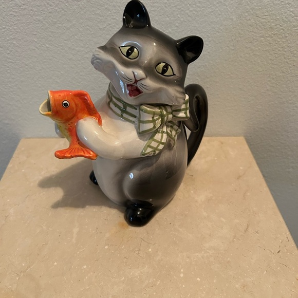 Vintage Ceramic Teapot cat holding a fish. 7” tall - Picture 4 of 10